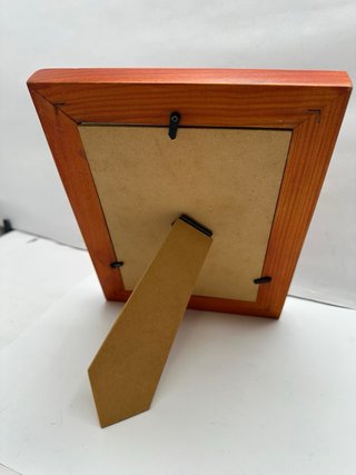 Portafoto in legno rosso con bordo ondulato