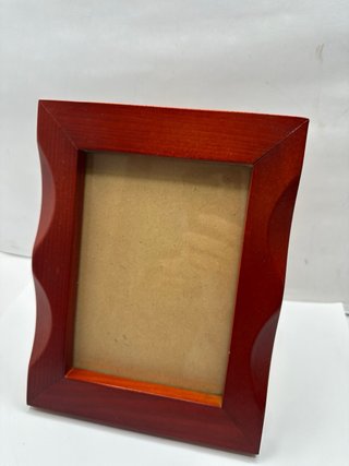 Portafoto in legno rosso con bordo ondulato