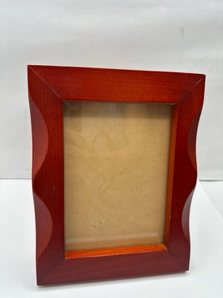 Portafoto in legno rosso con bordo ondulato