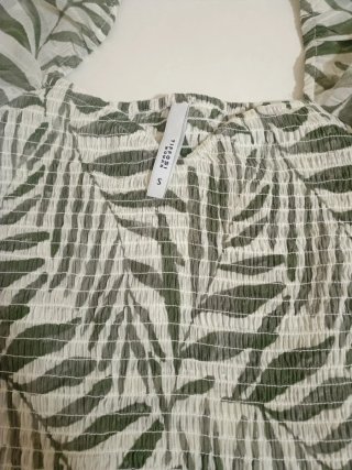 Blusa con estampado de hojas