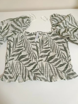 Blusa con estampado de hojas