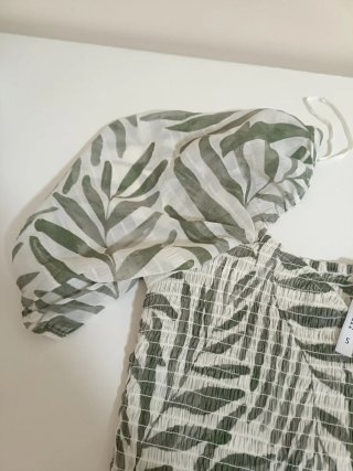 Blusa con estampado de hojas