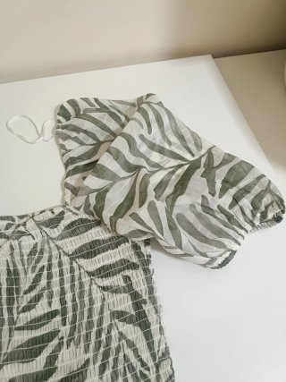 Blusa con estampado de hojas