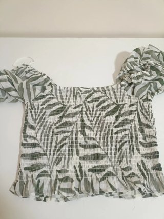 Blusa con estampado de hojas