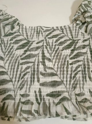 Blusa con estampado de hojas