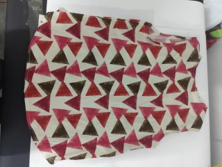 Blusa con stampa triangoli rossi e rosa