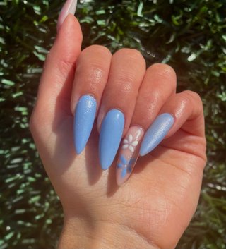 UÑAS ACRÍLICAS A DOMICILIO