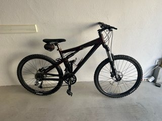Bicicleta de montaña doble suspensión