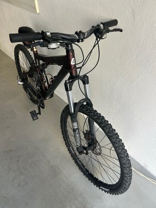 Bicicleta de montaña doble suspensión