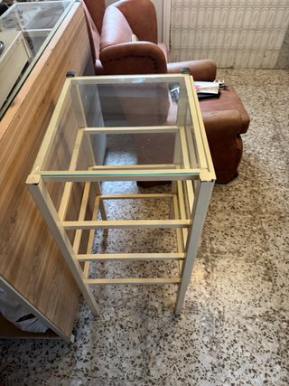 Expositor metálico tienda cristal