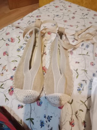Sandalias planas beige y blancas talla 37
