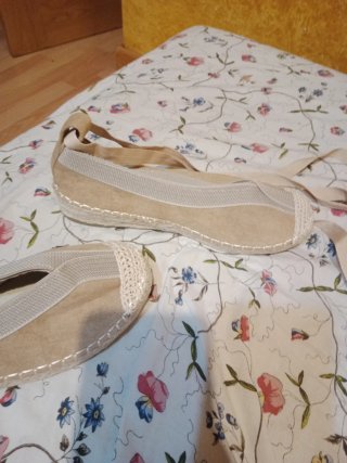 Sandalias planas beige y blancas talla 37
