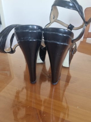 Sandalias plataforma y tacón de charol
