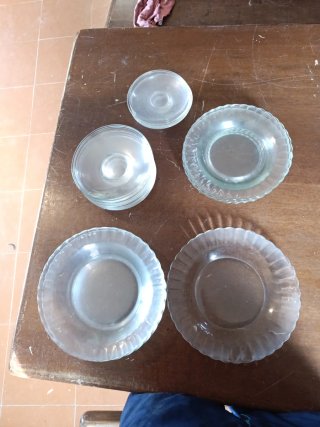 Platos y vasos de cristal duralex