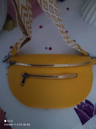 Bolso bandolera amarillo con correa