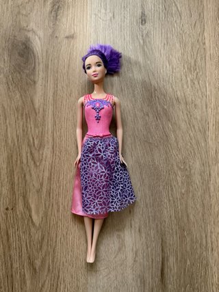Muñeca Barbie con vestido rosa y morado