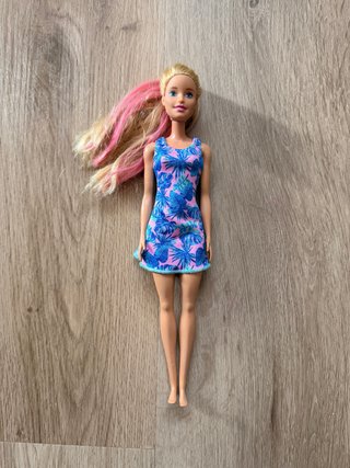 Muñeca Barbie con vestido estampado