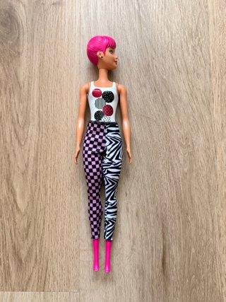 Muñeca Barbie con pelo rosa y traje estampado