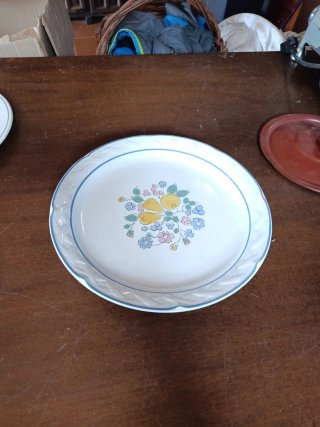 Plato de cerámica blanco y gris