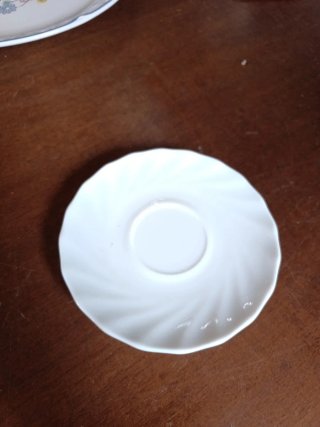 Plato de cerámica blanco y gris