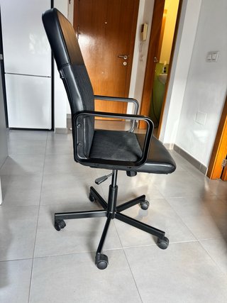 Silla de escritorio negra con respaldo alto