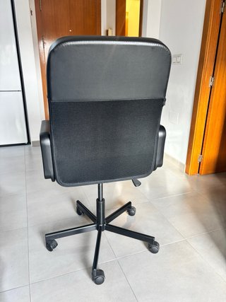 Silla de escritorio negra con respaldo alto