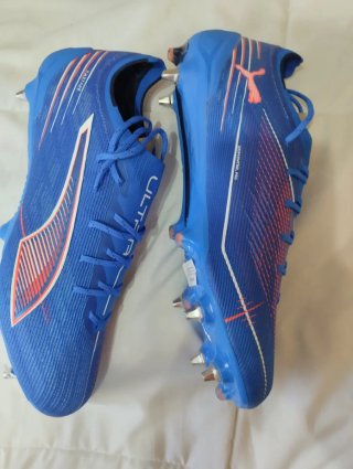 Botas de fútbol Puma Ultra azules y rojas