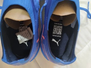 Botas de fútbol Puma Ultra azules y rojas