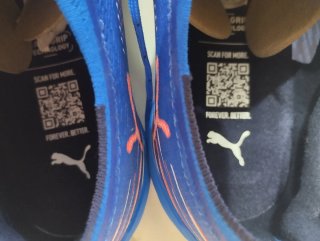 Botas de fútbol Puma Ultra azules y rojas
