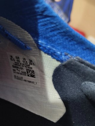 Botas de fútbol Puma Ultra azules y rojas
