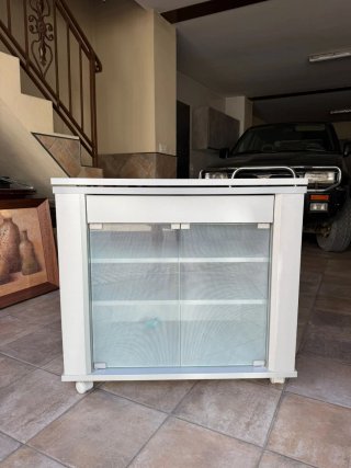 Mesa de televisión con ruedas