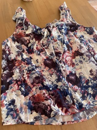 Blusa floral con volantes