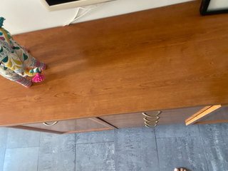 Aparador de madera con puertas y cajones