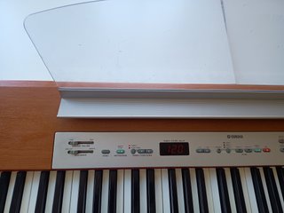 Piano Yamaha P120 Escenario