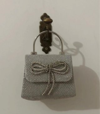 Bolso de mano Zara plateado con lazo