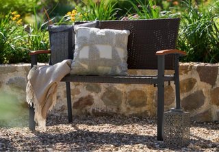 Panca da terrazzo in rattan e legno intrecciato