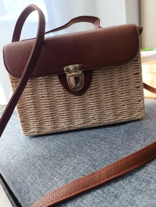 Bolso de rafia.