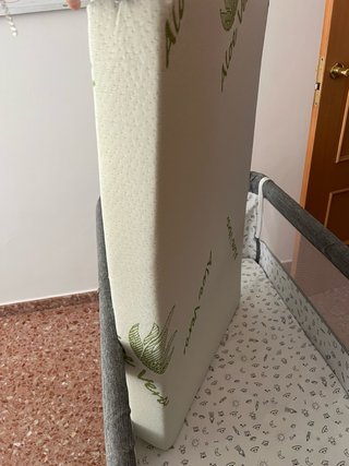 Cuna de bebé gris con ruedas +colchón
