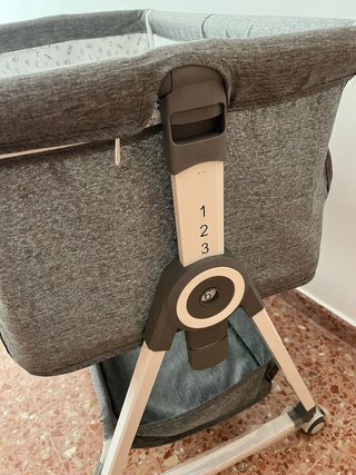 Cuna de bebé gris con ruedas +colchón