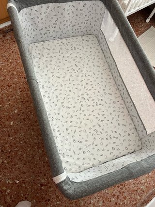 Cuna de bebé gris con ruedas +colchón
