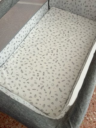 Cuna de bebé gris con ruedas +colchón