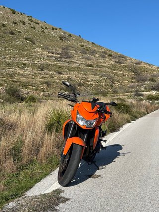 Kawasaki Z750 Naranja y Negra