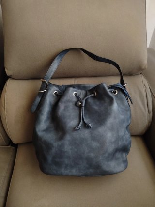 Bolso azul metálico grande