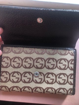 Cartera estilo monograma
