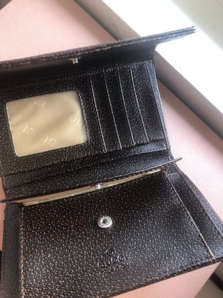 Cartera estilo monograma