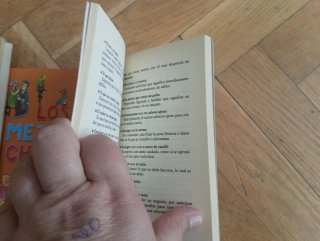 Dos libros de chistes más regalo de otro de frases