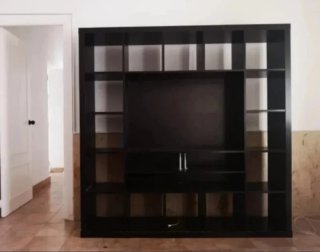 Mueble TV Ikea negro con espacio también para TV