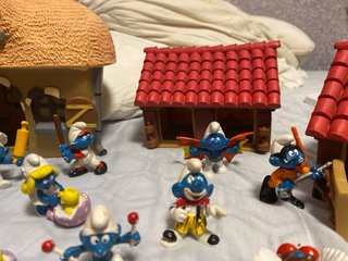 Poblado de Pitufos con casas y figuras