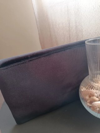 Bolso de fiesta negro con pedrería
