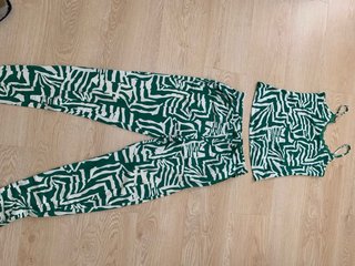 Conjunto Primark verde y blanco